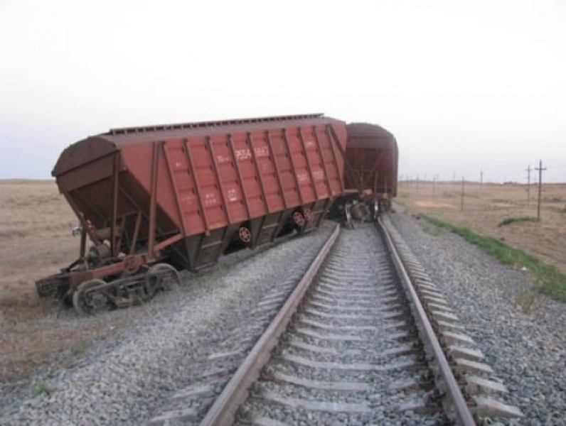 Железнодорожники восстановили движение на месте схода вагонов в Одесской области