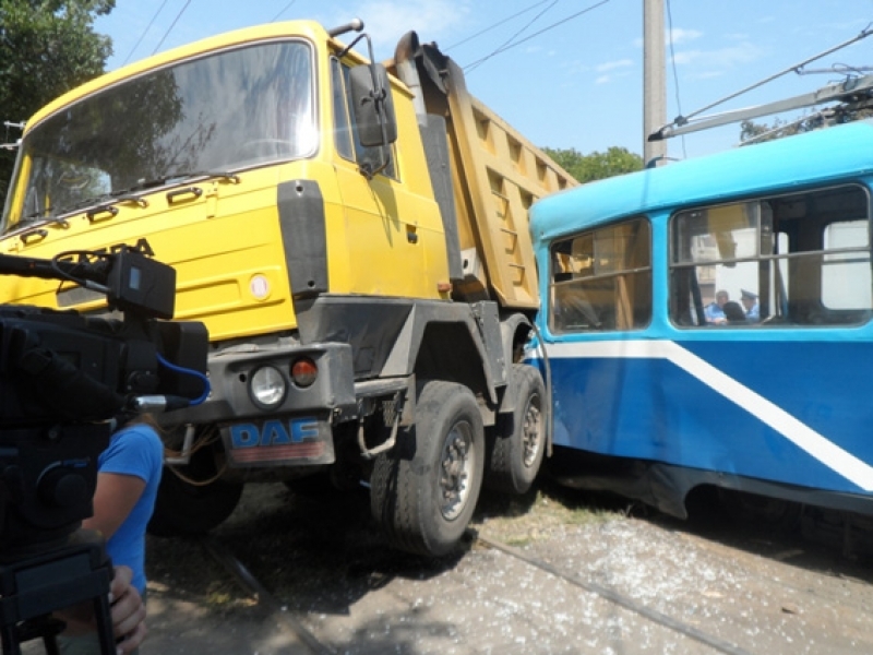 В аварии с трамваем на Люстдорфской дороге виноват водитель грузовика - милиция