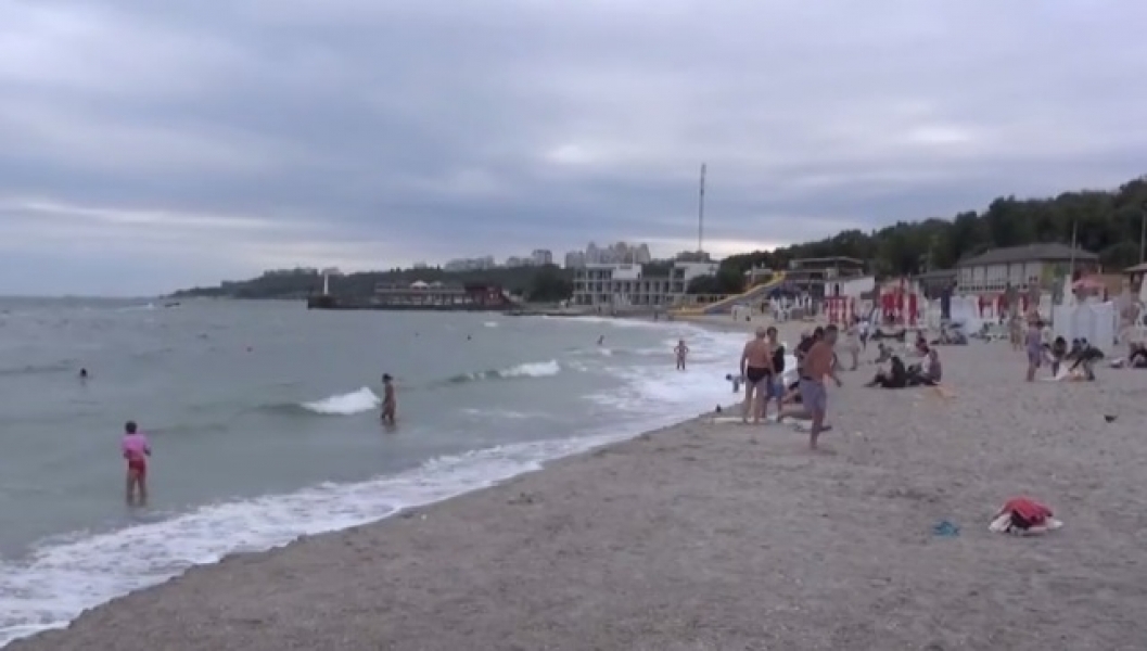 Одесситы купаются в море, несмотря на похолодание и шторм (видео)