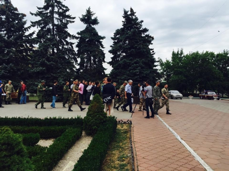 Участники АТО заблокировали Ильичевский горсовет: в здание пустили газ, началась массовая драка