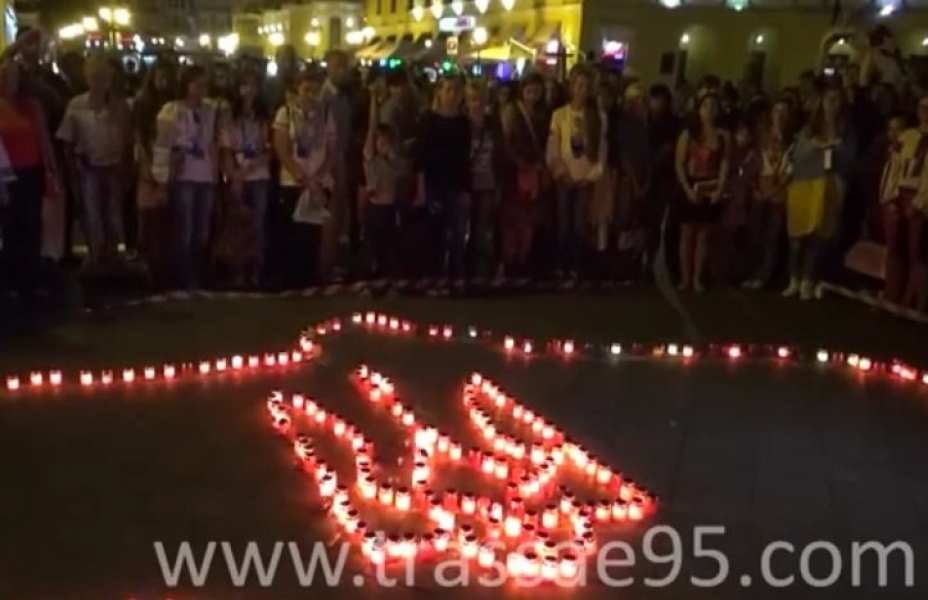 Одесситы создали большую карту Украины из горящих свечей (видео)