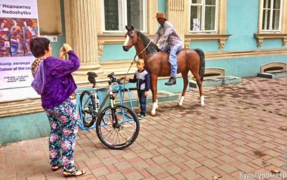 Одесский музей обзавелся велопарковкой c лошадью