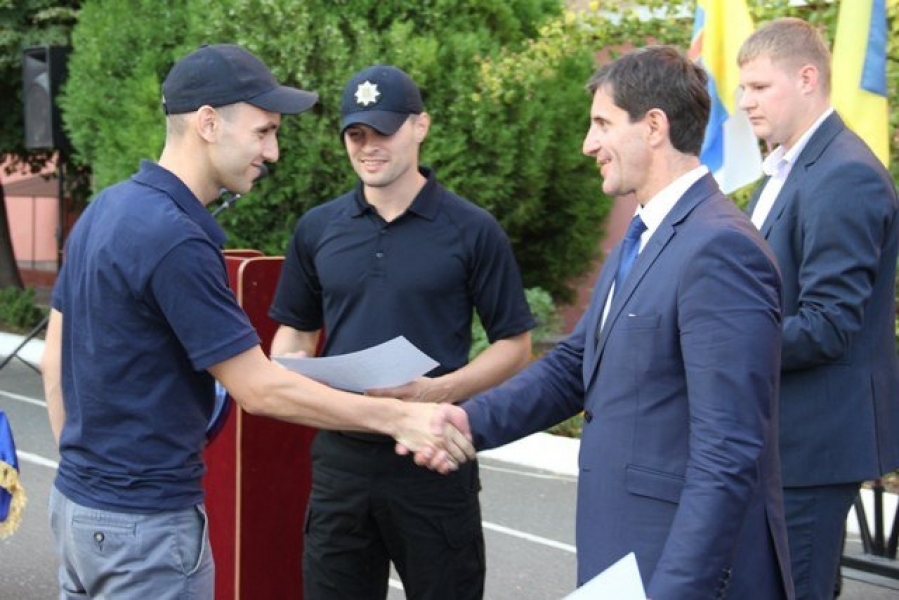 Шкиряк вручил дипломы новым полицейским Одессы (фото)