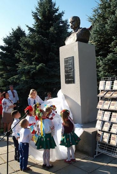Памятник Шевченко вместо Ленина появился в Любашевке Одесской области (фото)