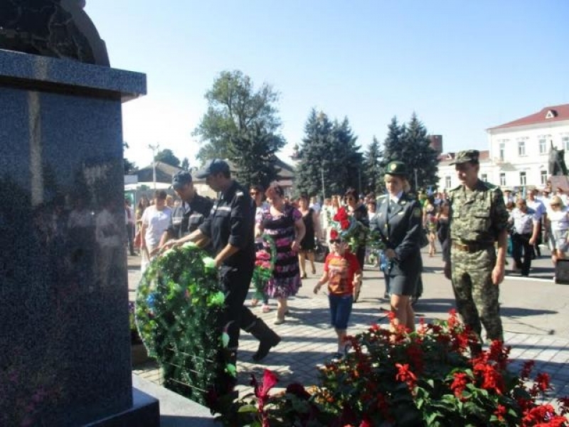 Жители Котовска на День независимости вышивали общий рушник и открыли памятную доску бойцу АТО 