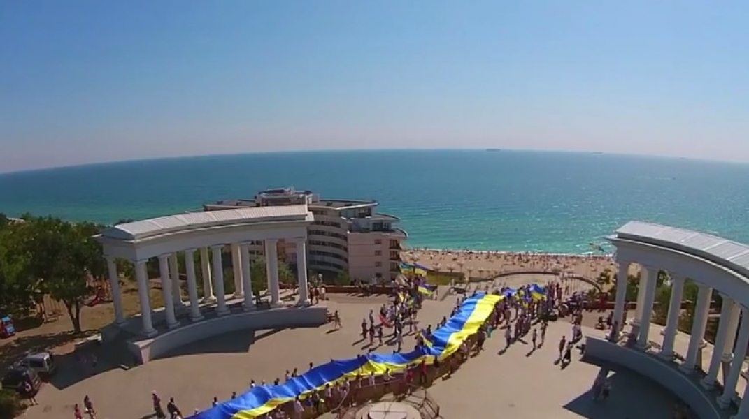 Жители Ильичевска пронесли по городу огромный флаг Украины (видео)