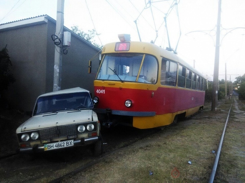 Трамвай врезался в легковушку в Одессе (фото)