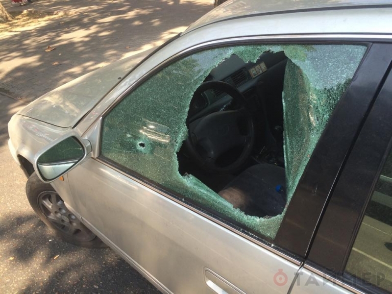 Неизвестные расстреляли автомобиль на проспекте Шевченко в Одессе (фото)