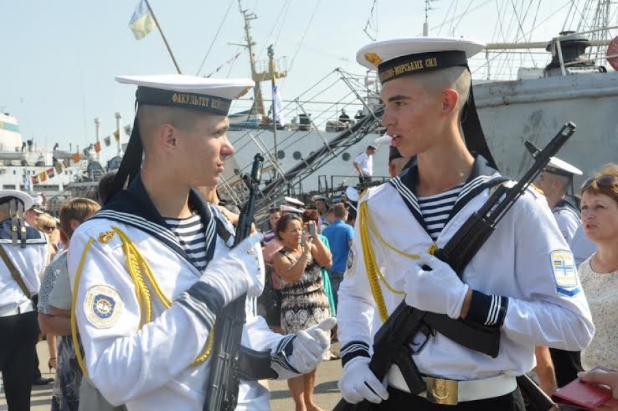 Вчерашние школьники и участники АТО - будущие морские офицеры - совместно приняли присягу в Одессе