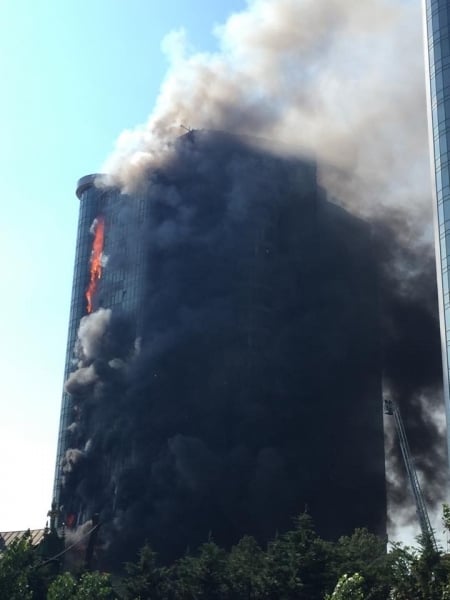 Элитный новострой в Аркадии горит как факел. Пожарные не могут справиться с гигантским пожаром ВИДЕО