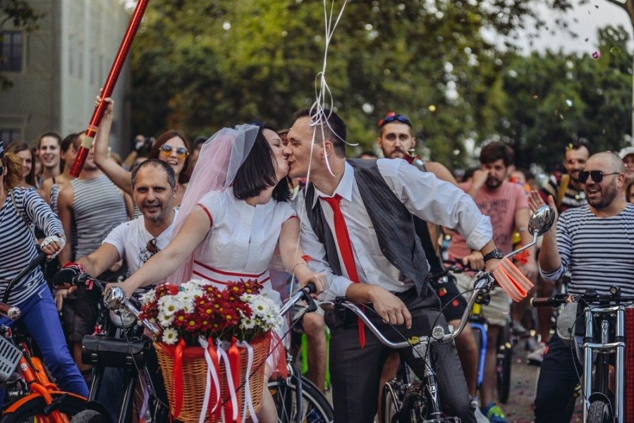 Одесситы отпраздновали свадьбу велопробегом (фото, видео)