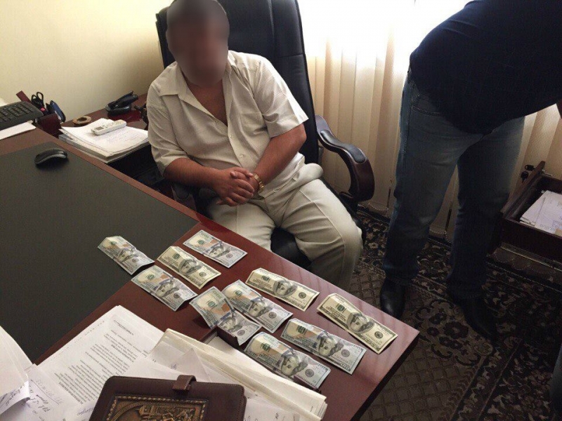 Главный юрист Малиновского района попался на взятке в 2 тысячи долларов (фото)