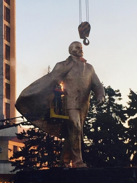 В Ильичевске демонтируют памятник Ленину (фото)