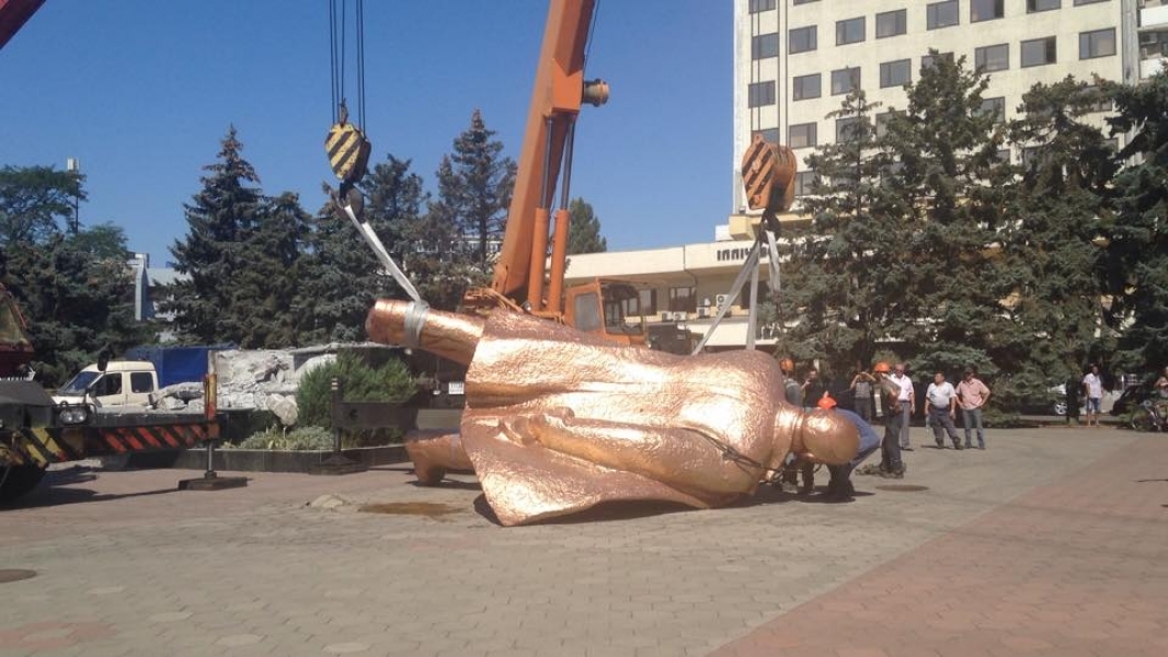 Коммунальщики сняли с постамента памятник Ленину в Ильичевске (фото)