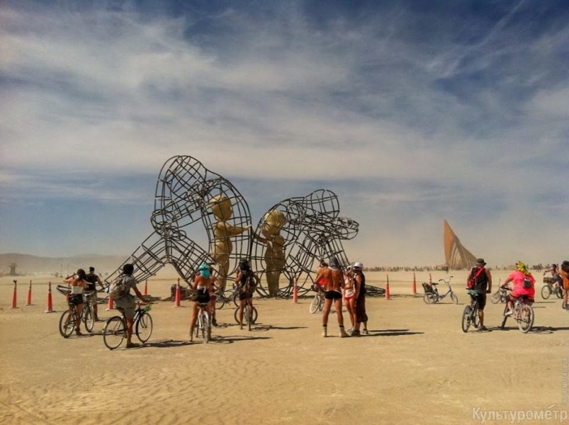 Одесситы установили огромную скульптуру в американской пустыне (фото)