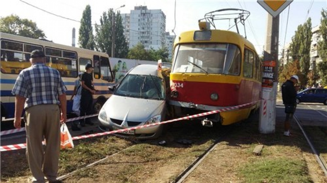 Трамвай врезался в легковушку в Одессе и протянул ее 15 метров (фото)