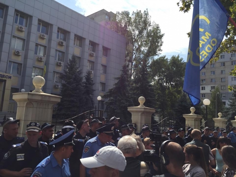 Автомайдан пикетирует Приморский суд Одессы, на Балковской пробка (фото)