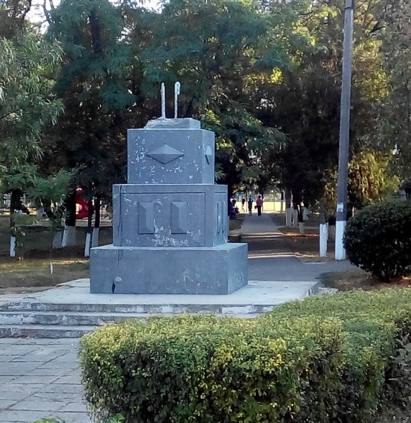 Коммунальные службы демонтировали ноги Ленина с памятника в Березовке