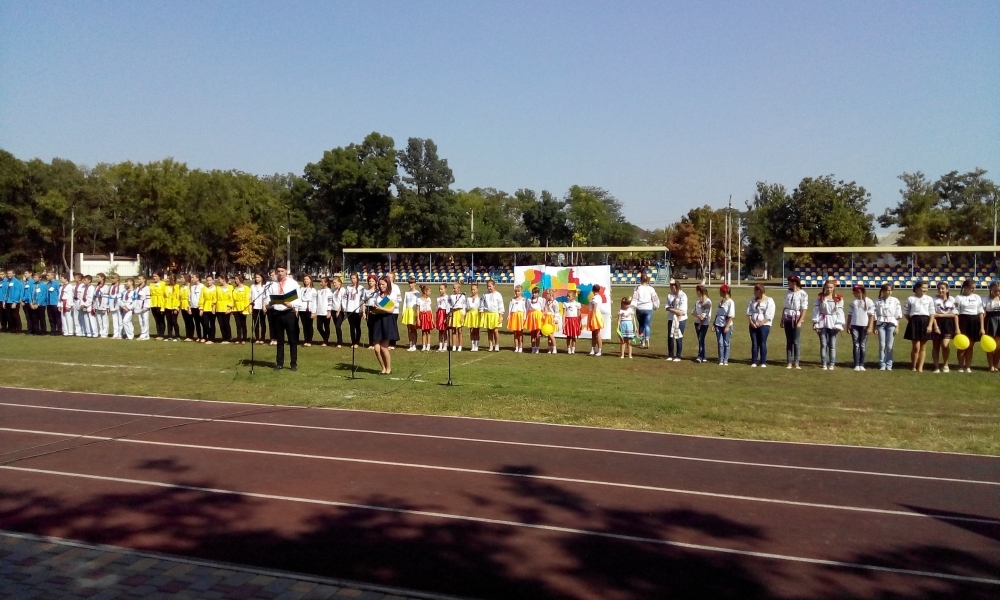 Школы Березовского района провели патриотическую акцию на стадионе 