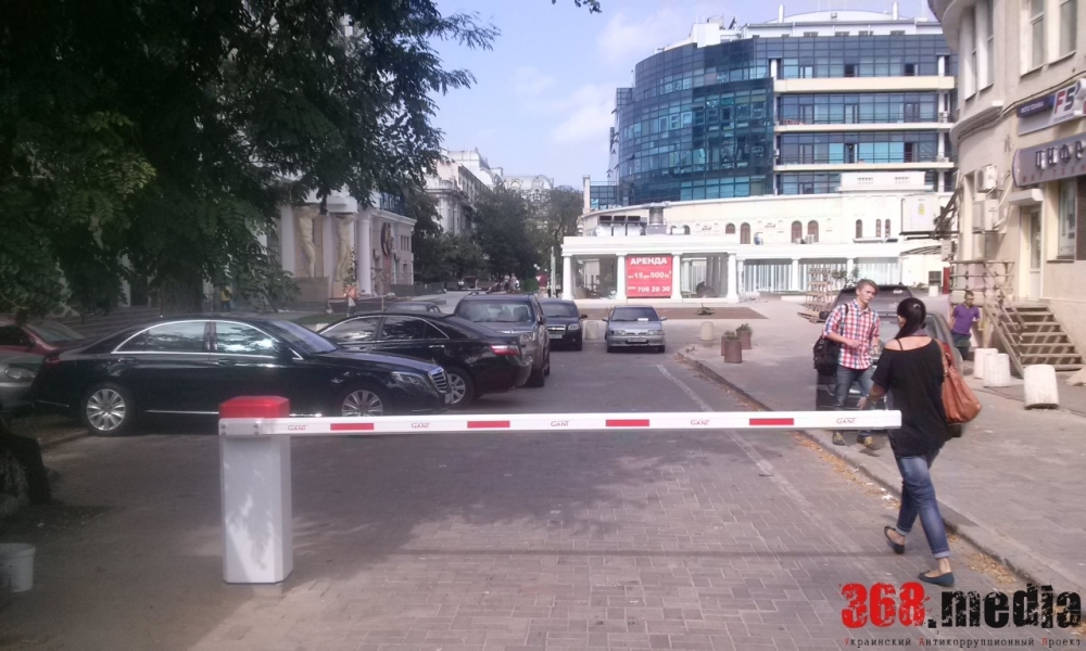Парковщики установили в центре Одессы незаконный шлагбаум