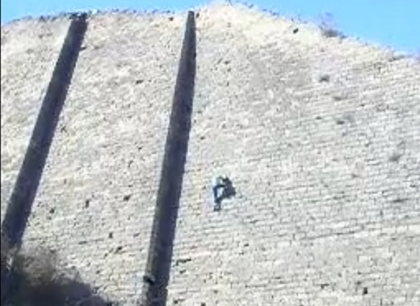 Экстремал в Одессе без страховки забрался по отвесной стене на высоту девятиэтажного дома (видео)  