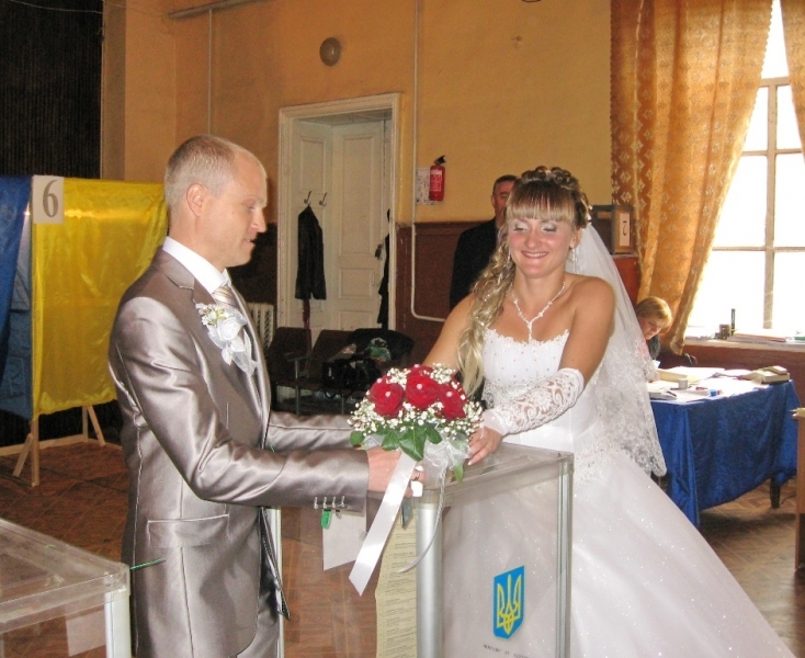 Молодожены из Савранского района Одесщины отметили свадьбу на избирательном участке (фото) 
