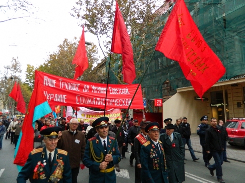 Сотни коммунистов прошли парадом по центру Одессы в честь 7 ноября (фото)