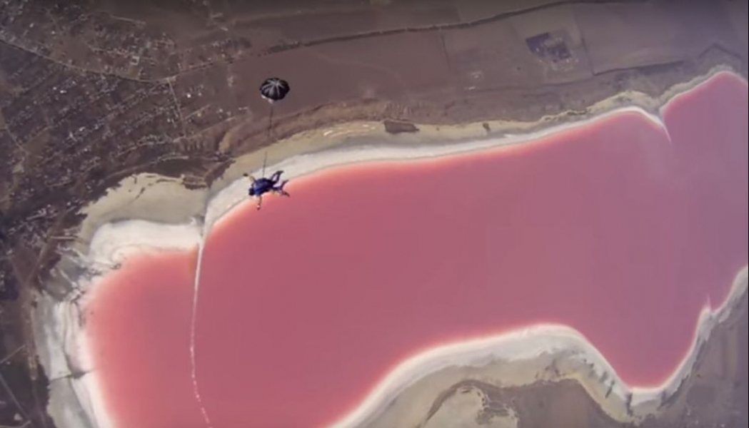 Знаменитый Куяльницкий лиман стал ярко-розовым (видео)