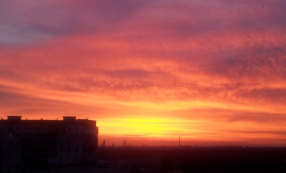 Жители Одессы и пригорода наблюдают необычайно яркие закаты и рассветы (фото)