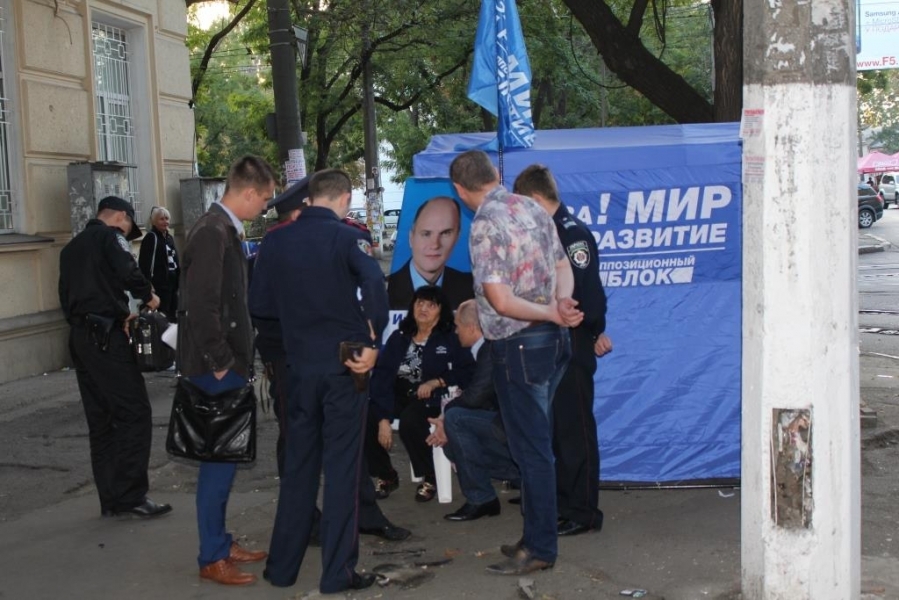 Радикалы снова напали на агитаторов Оппозиционного блока в Одессе