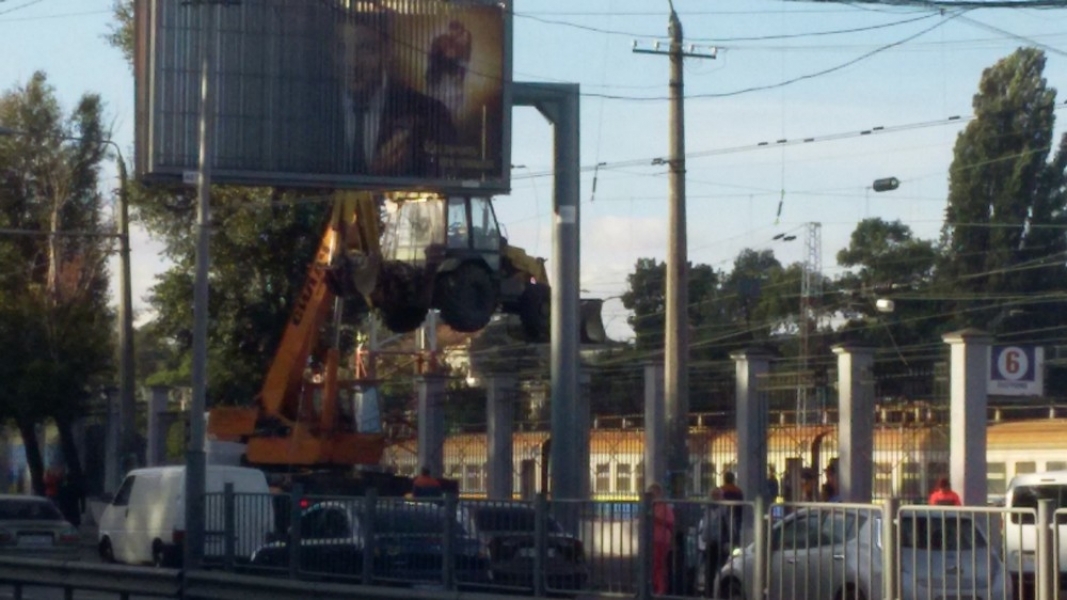 В Одессе подъемный кран переносил трактор через забор ж-д вокзала (фото, видео)