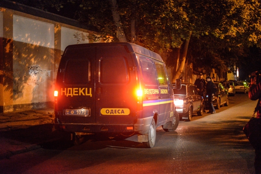 Милиция проводит первоочередные следственные действия в доме Кивалова, где взорвалась граната (фото)