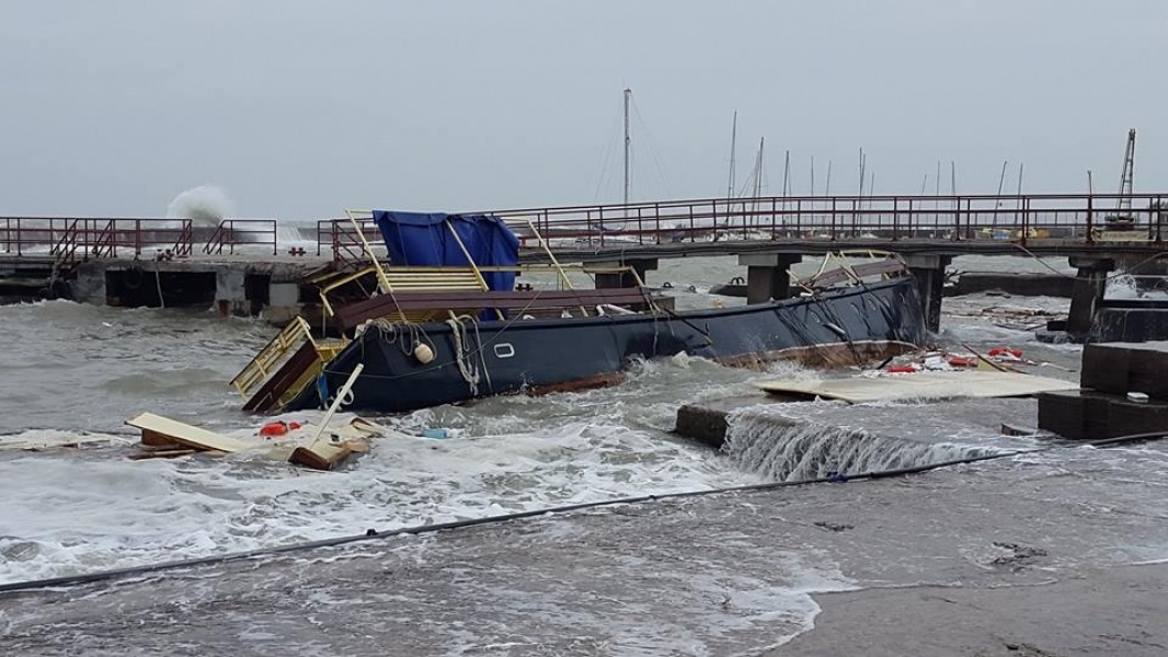 Сильный шторм уничтожил яхту в одесском яхт-клубе (фото)