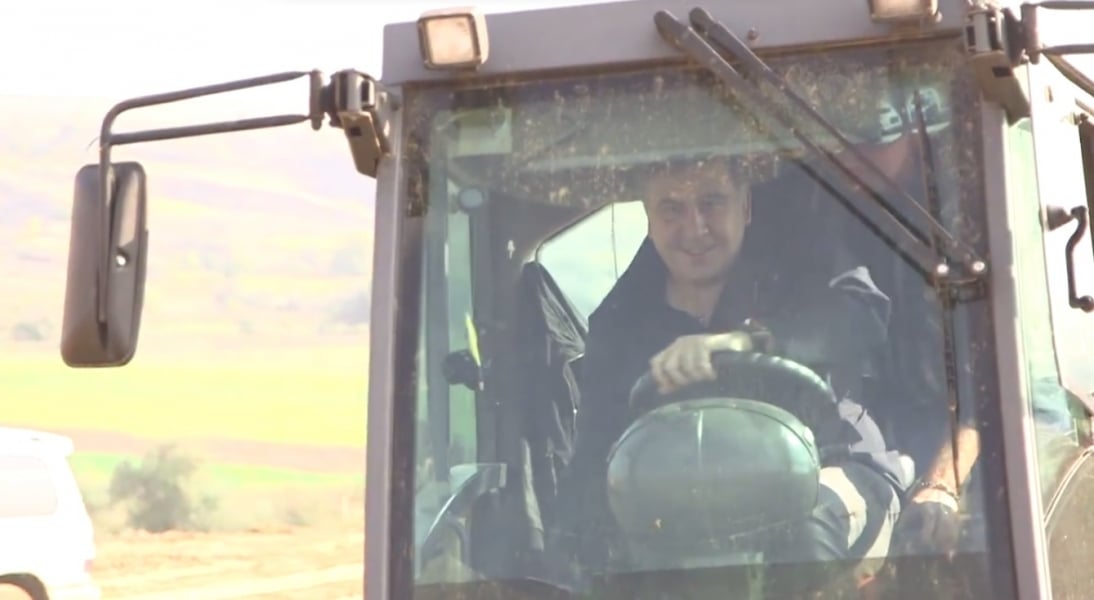 Саакашвили сел в экскаватор и лично принял участие в строительстве объездной дороги в Рени (фото)