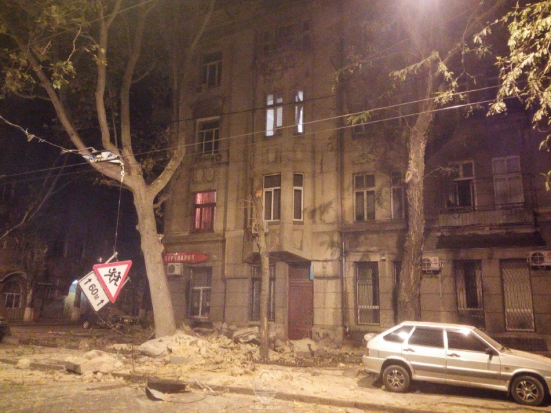 Часть дома обрушилась в центре Одессы (фото, видео)