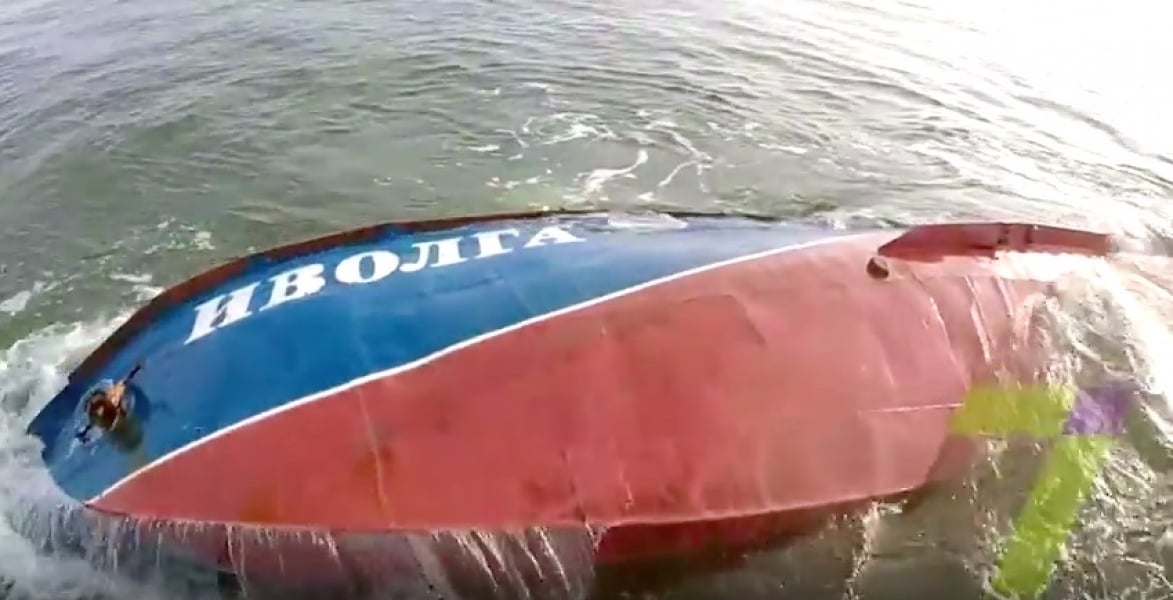 Одесские журналисты сняли затонувший в Затоке катер с воздуха (видео)