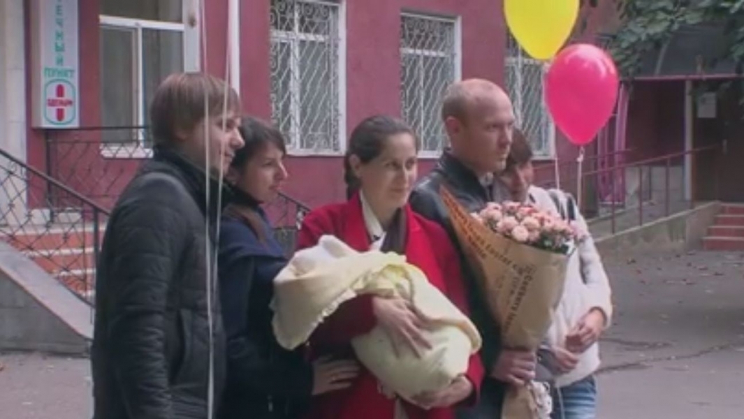 Вдова одесского милиционера, погибшего от рук неизвестного преступника в Аркадии, родила сына