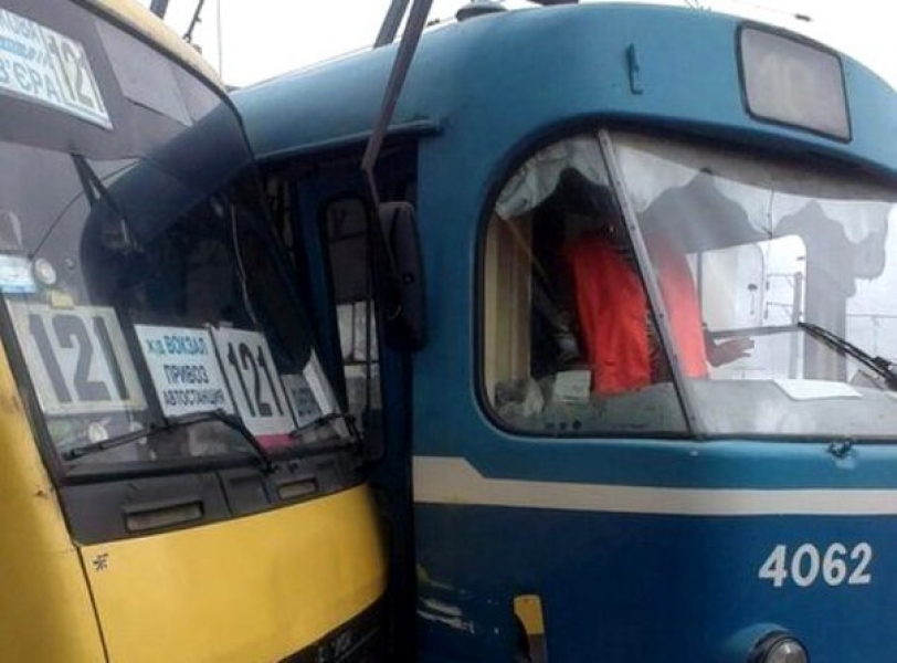 Маршрутка врезалась в трамвай в Одессе (фото)