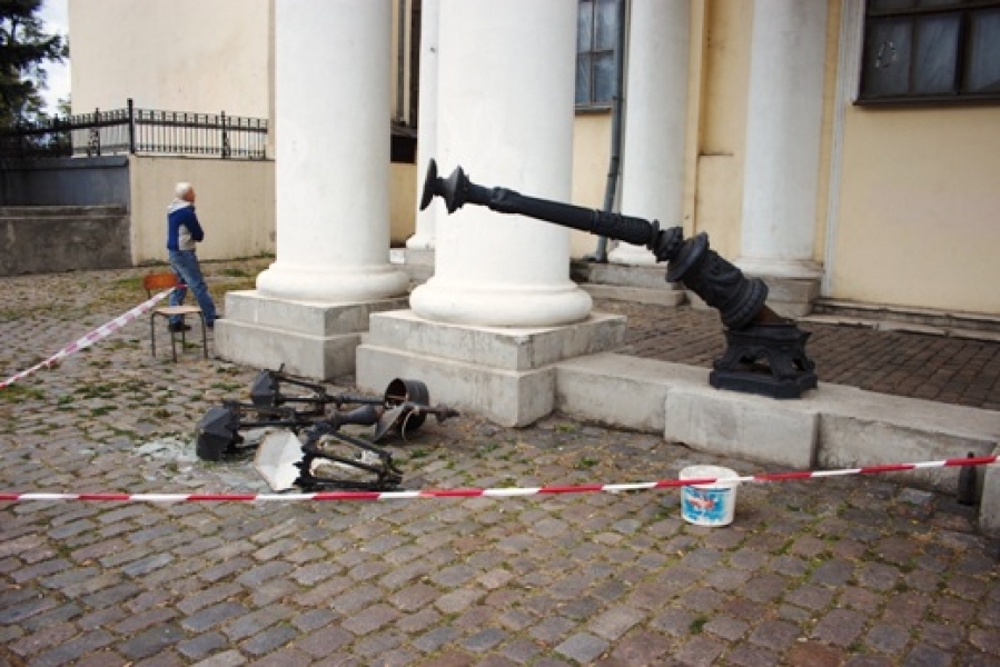 Вандалы сломали старинный фонарь возле Воронцовского дворца в Одессе