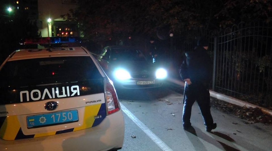 Патрульная полиция ночью окружила облГАИ в Одессе для предотвращения вывоза документов