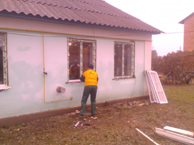 Благотворительный фонд заменил окна в сельском фельдшерско-акушерском пункте Любашевского района