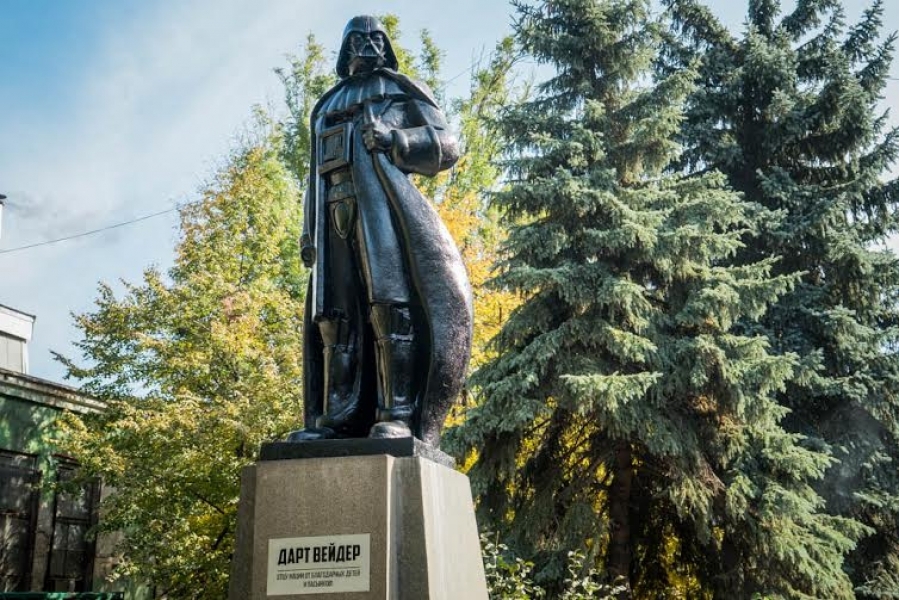 В Одессе открыли памятник Дарту Вейдеру, переделанный из Ленина (фоторепортаж)