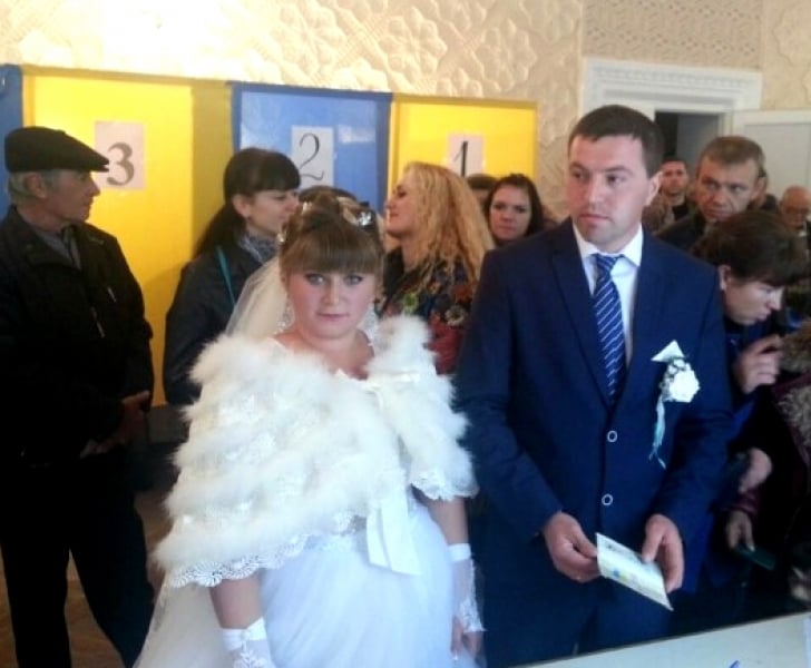Молодожены в Ширяево приехали голосовать прямо после венчания