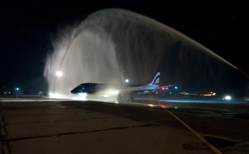 Первый рейс Air Moldova в Одессе встречали водной аркой (фото)