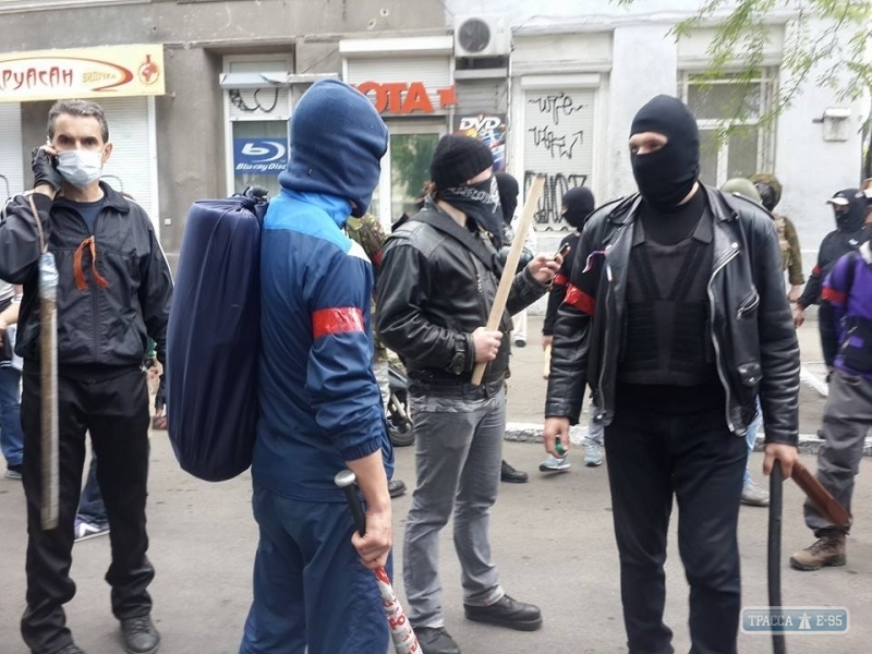 2 мая 2014 года группа антимайдановцев отбивалась от милиционеров при помощи огнестрельного оружия