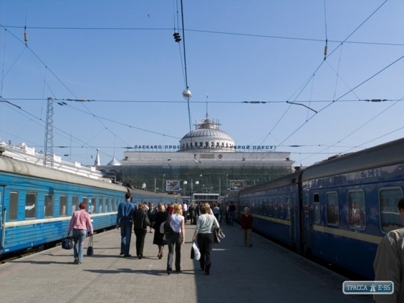 Милиция эвакуировала почти 6 тыс. человек при поиске взрывчатки на вокзале в Одессе