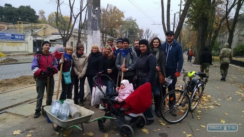 Одесские общественники высаживают саженцы на месте уничтоженых деревьев на Французском бульваре