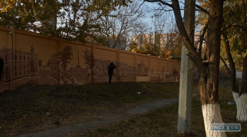 Стрит-арт художники украсили забор на Таирова видами Одессы