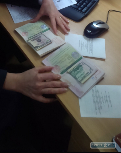 Трое китайцев пытались подкупить пограничников в Одесском аэропорту