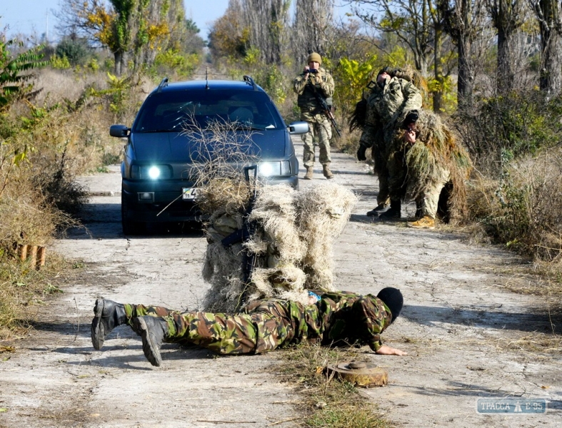 Первокурсники Одесской Военной академии проходят курс молодого бойца на полигоне (фото)